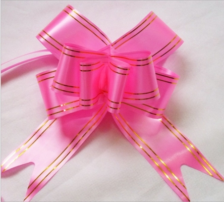 Um arco metálico com linhas douradas é a adição perfeita para a decoração da festa de casamento.