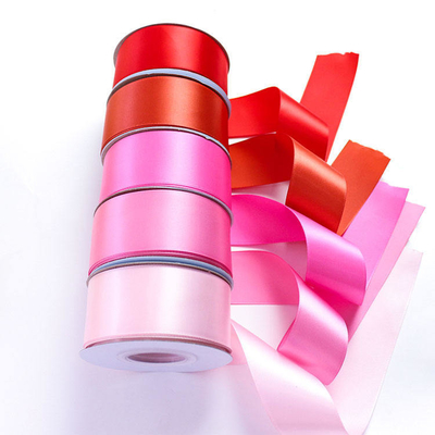 100% poliéster fita de cetim de rosto único em 196 cores personalizadas 38mm 50mm 100 metros/rolo